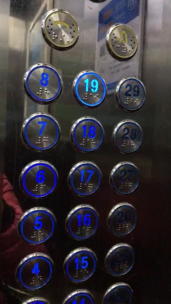 凯里一小区上演“电梯惊魂” 按键失灵 居民被困是常事