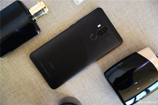 最新款华为公司Mate9先发拆箱：小黑边消退 徕卡相机10倍调焦！