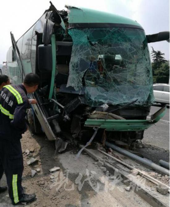 大客车撞断限高架车门被撞烂 多名乘客被困受伤