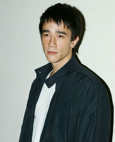 资深演员吴耀汉之子吴嘉龙，外形英俊酷似吴彦祖，却一直不温不火