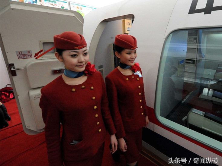 实拍空姐上岗前的培训：礼仪仪态只是最基本的，还要练习多方面