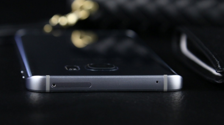 一年前的三星Note5就早已有着超窄外框了,仅仅不张扬不宣传策划