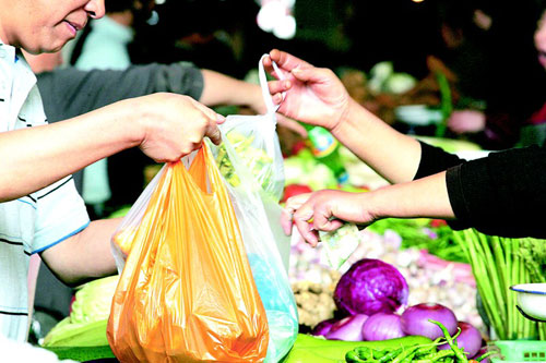 用“塑料袋”装食品是有讲究的，装错了可能会导致白血病