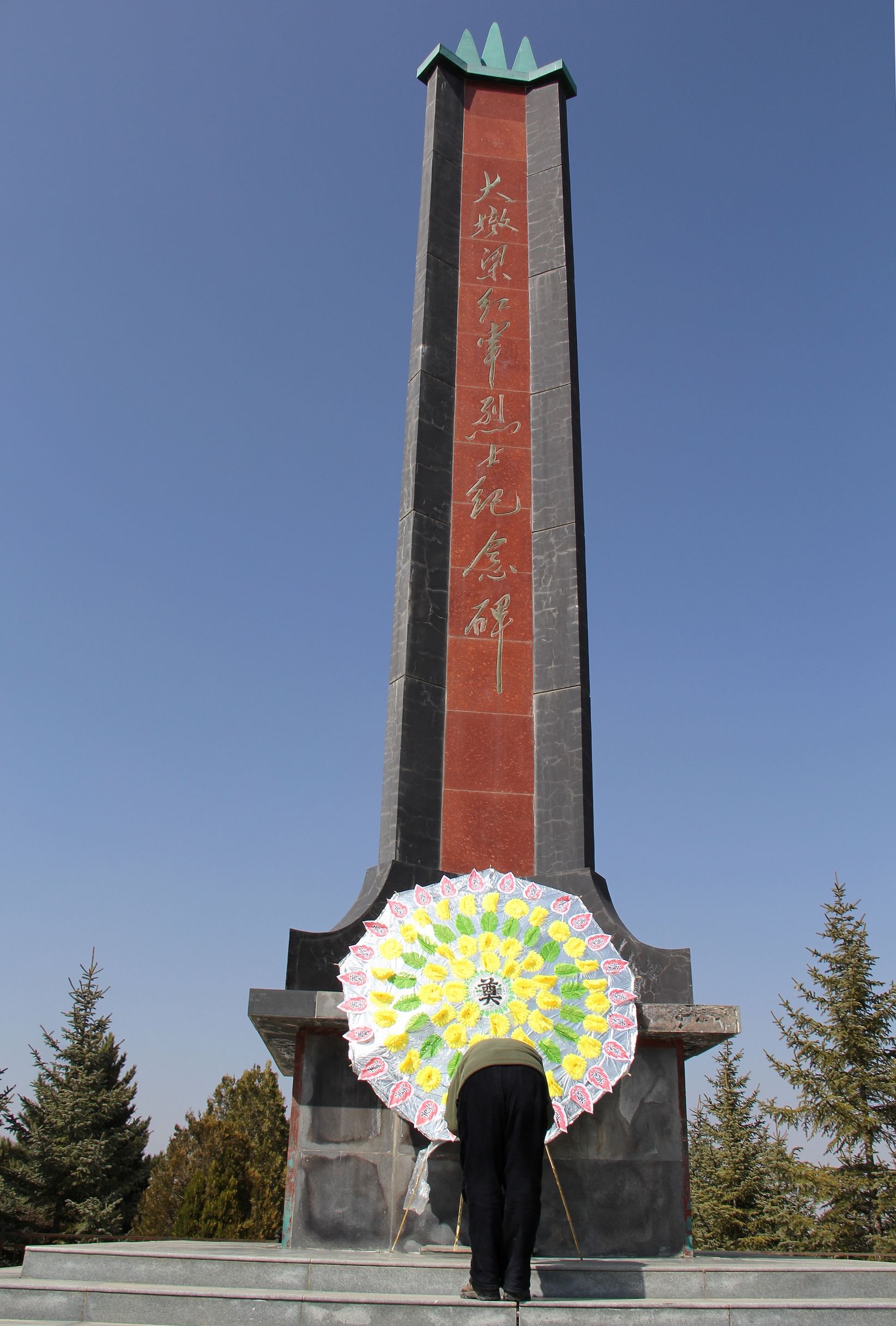 自发地来到大墩梁,重温那段悲壮的历史,他们深深地被烈士们英勇不屈的