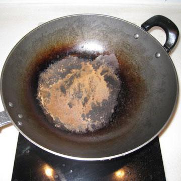 铁锅生锈油腻起油垢怎么办，听了朋友几句话，学会了防锈妙招！