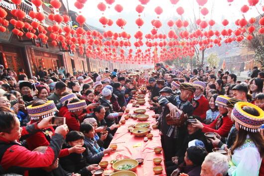 印江县紫薇镇团龙村举行“过土家赶年品长寿文化”大型主题活动