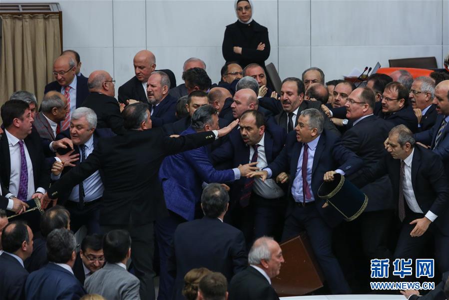 土耳其议会讨论宪法修正案草案上演“全武行”