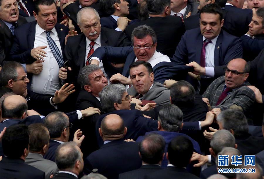 土耳其议会讨论宪法修正案草案上演“全武行”