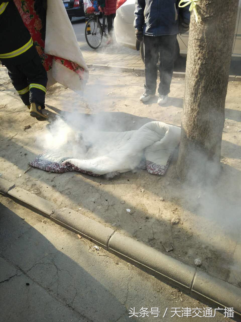 河北区一居民家中棉被起火 消防前往处置