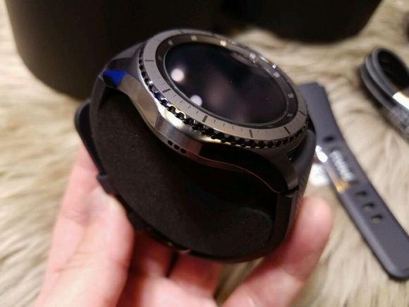 发生爆炸中再生  三星Gear S3腕表拆箱