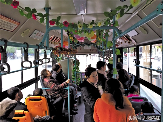内江公交车里喜庆装扮 乘客感受过年气氛