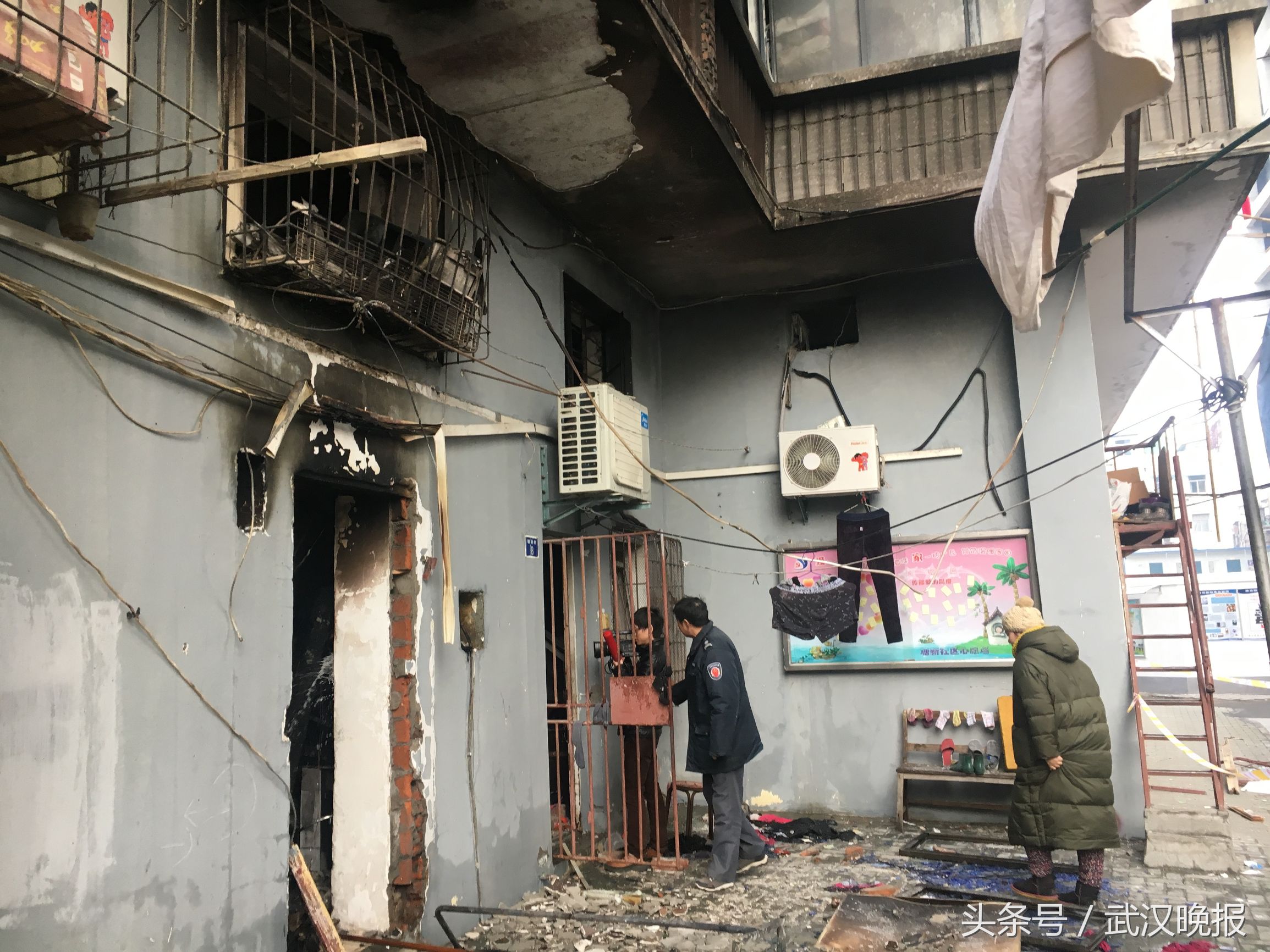 出租屋清晨煤气泄漏引发爆炸 一名清扫到门前的环卫工被碎屑击中