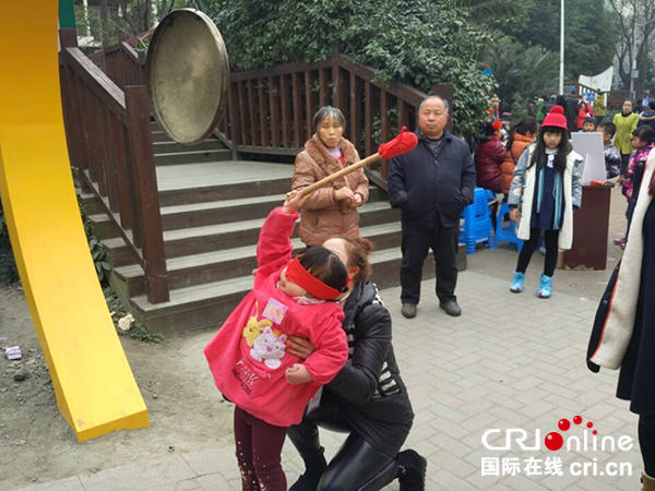 玩游戏 闹新春 温江天府街道新市民欢欢喜喜过新年