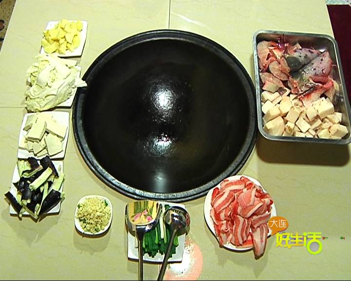 五星级酒店厨师长转行做东北铁锅炖活鱼 百年历史的传奇吃法！