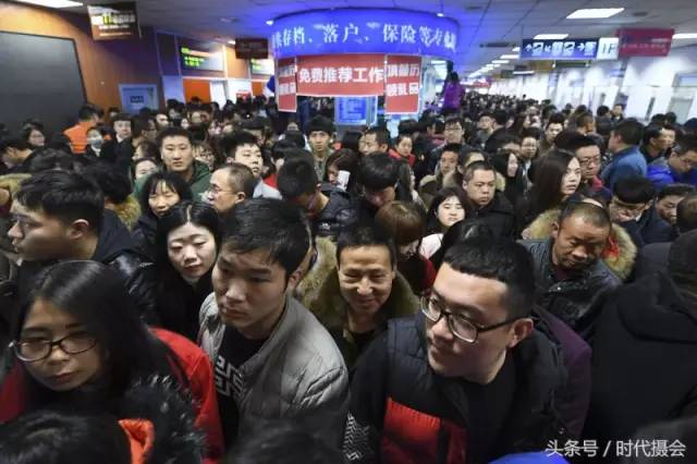 太原春节后首场招聘会求职者爆满,堪比春运!