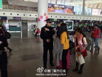 机场分局民警在候机楼为群众热情服务