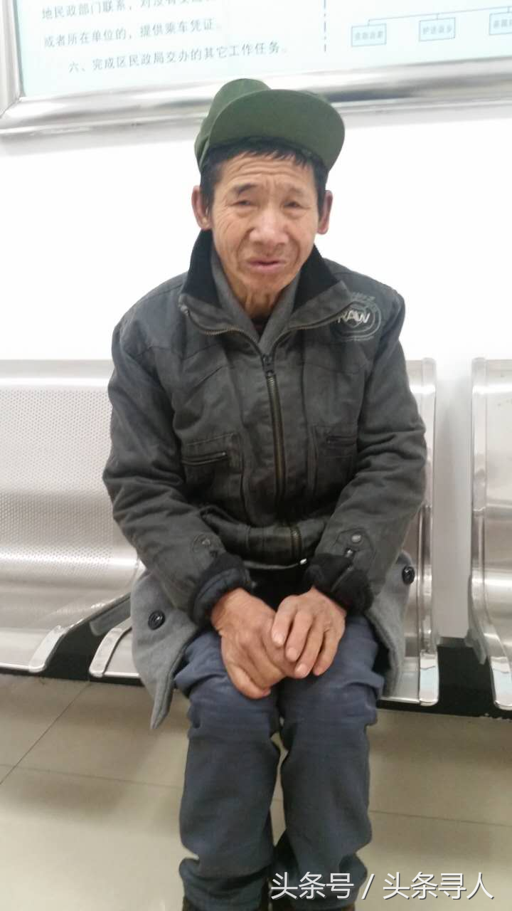 六旬老人在重庆被救助，急寻亲属，穿灰色上衣，四川口音