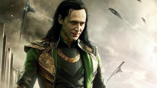 2013年11月,他出演的《雷神2:黑暗世界》上映,在片中饰演洛基.