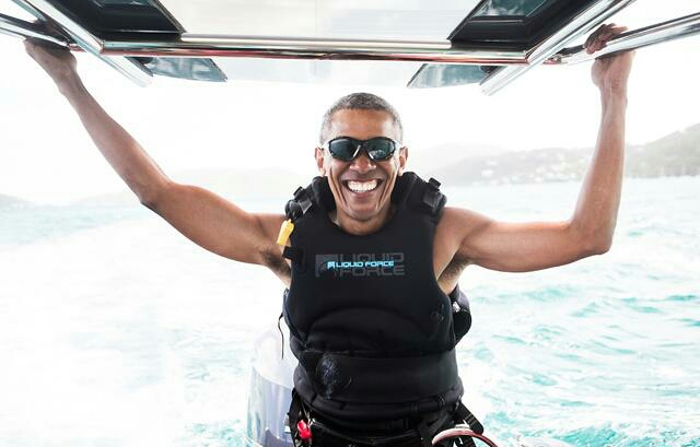 卸任后的奥巴马生活好滋润，与富豪朋友冲浪神态轻松