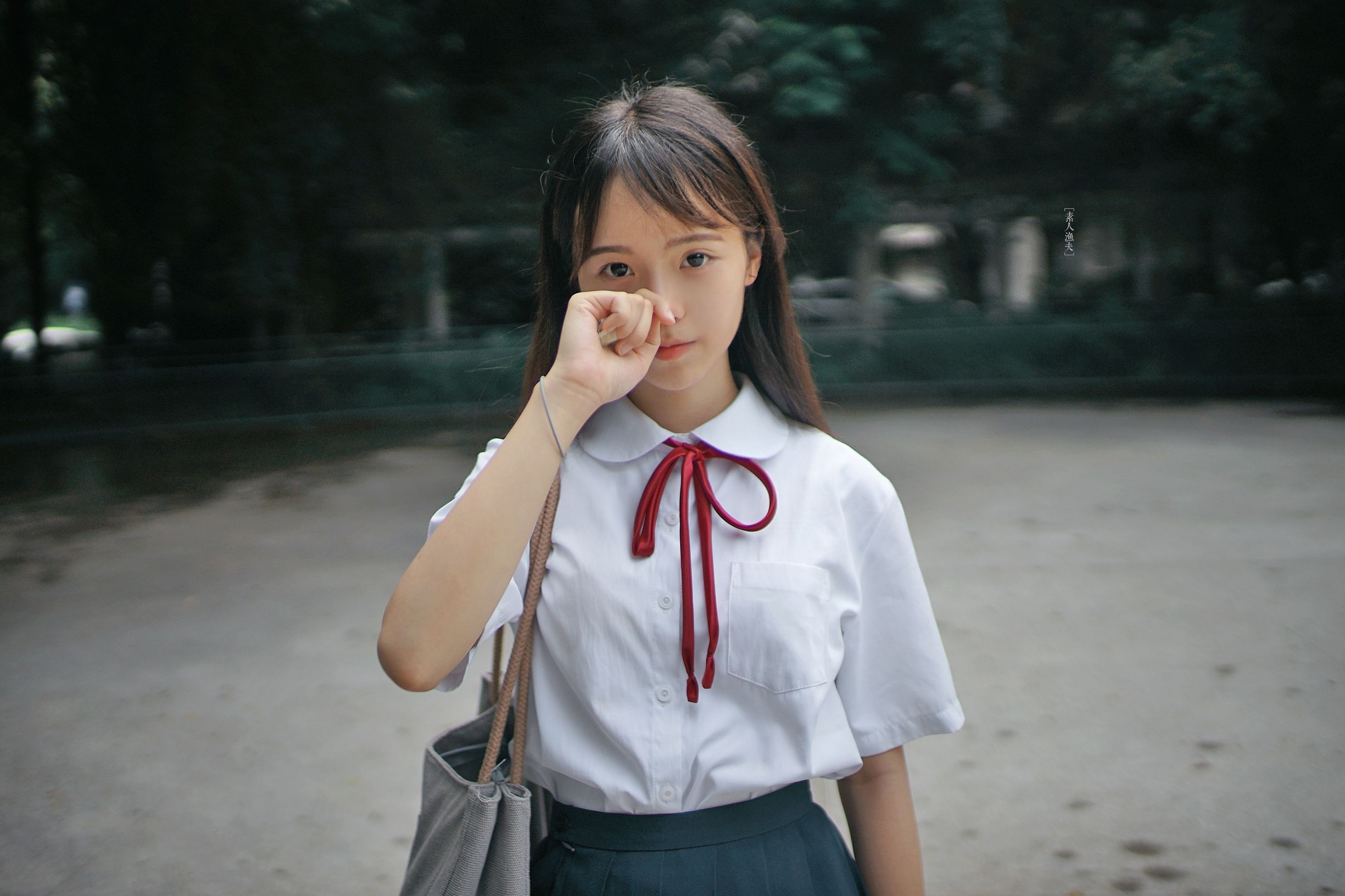 胸前的两个小兔子又立起来了 想吃你前面的葡萄