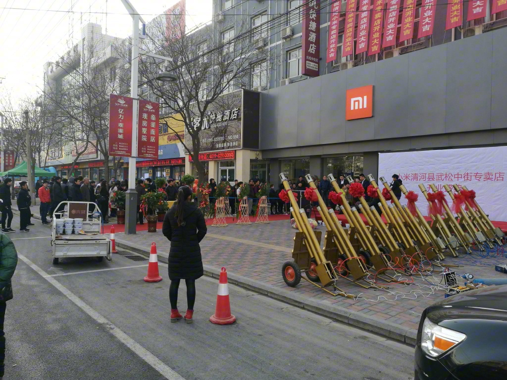 全国各地第一家地级市小米专卖店开张，间距大街小巷全是又进一步