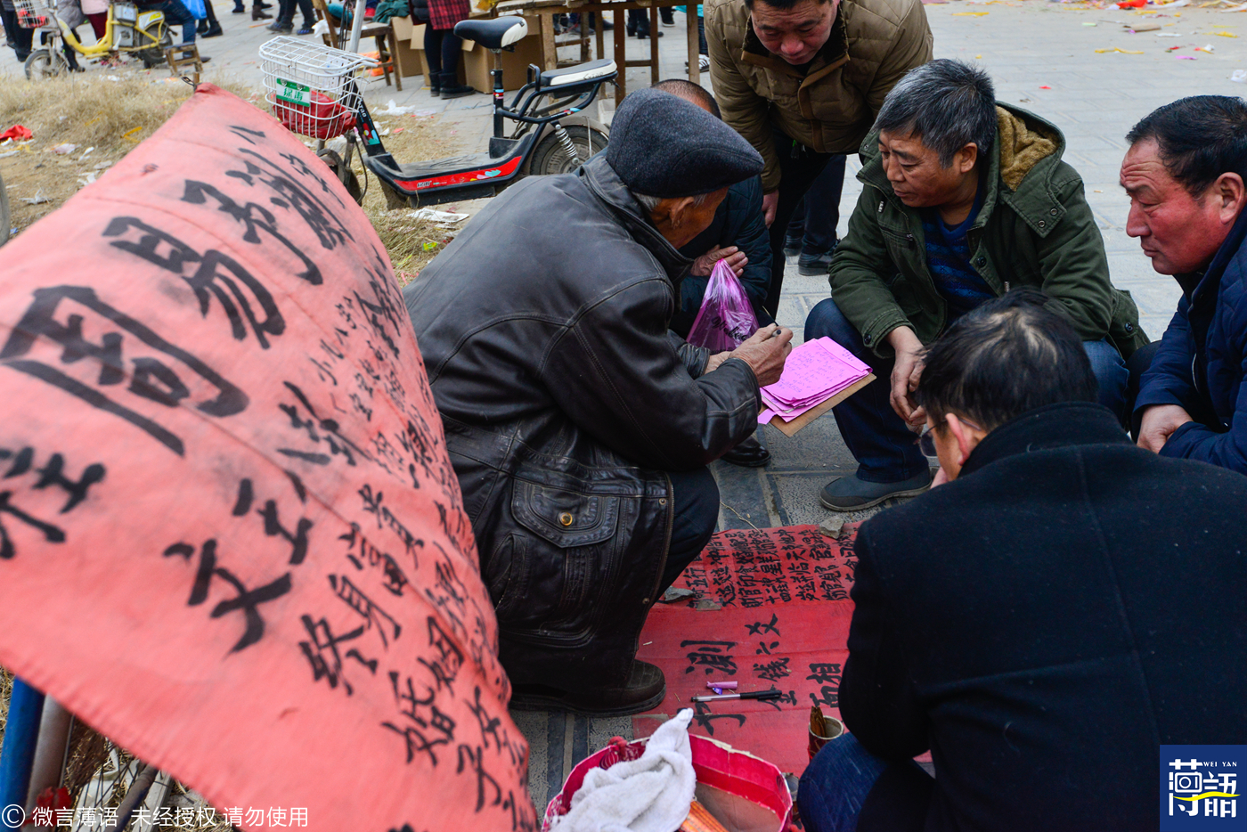这位"仙风道骨"的算命先生,跟顾客娓娓道来财与运.