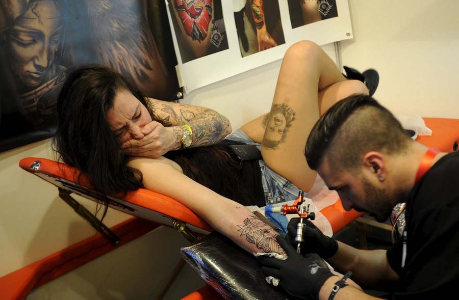 那些被纹身师虐哭的女孩们