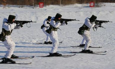 黑龙江边防官兵滑雪射击动真格 艰苦条件训练有助于打胜仗