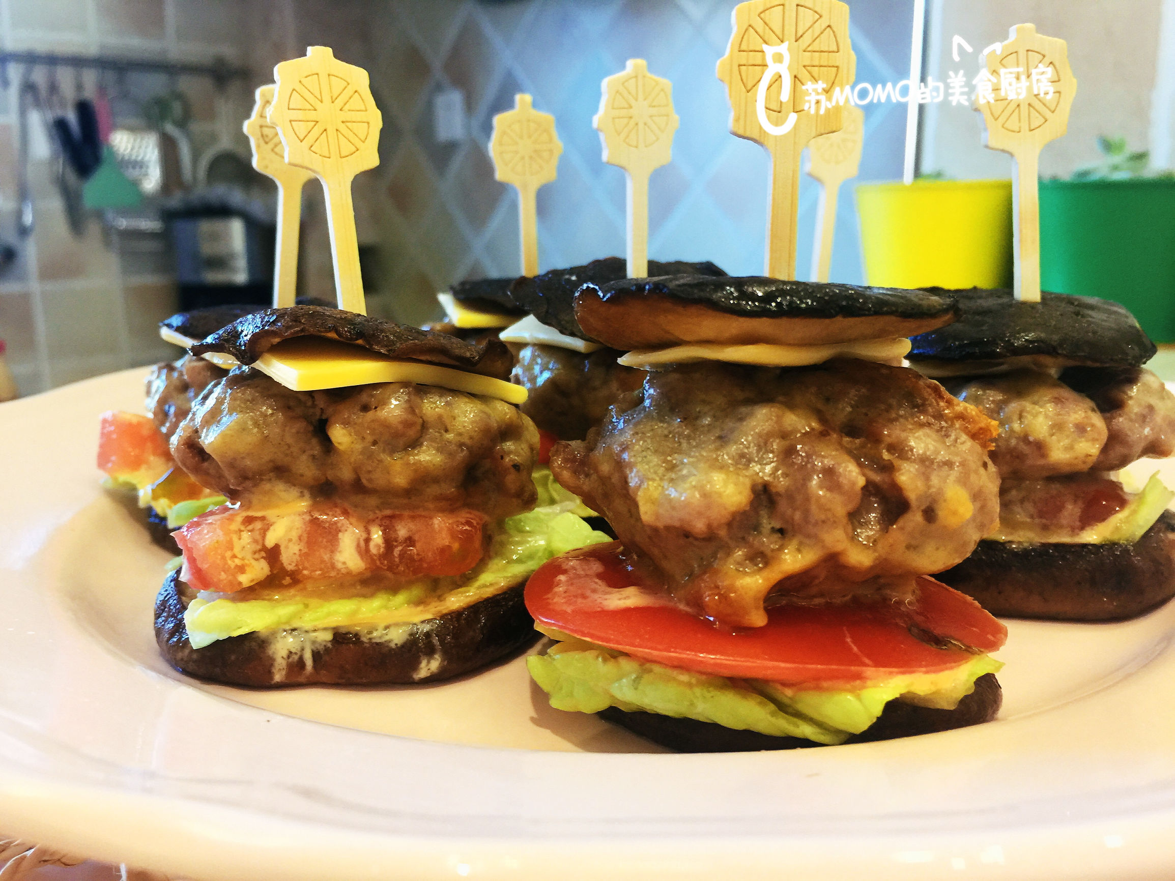 A hamburger, confuse fort of your Xianggu mushroom