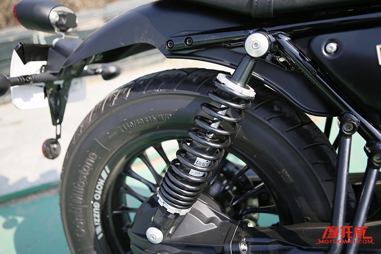 复古时尚 MOTO GUZZI V9 Bobber 试架