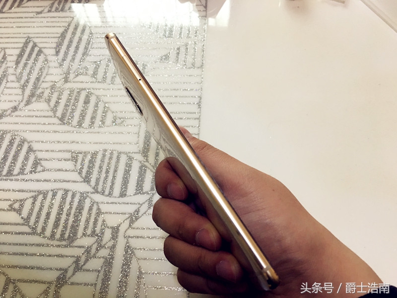 5000元的华为公司mate9pro感受：价钱过高，触感爆棚