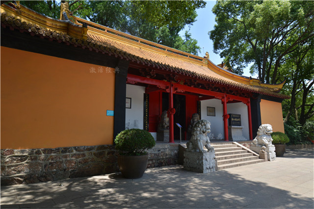 山下的建筑主要有大佛殿,轮藏殿, 大悲殿,金刚殿,藏经楼等.