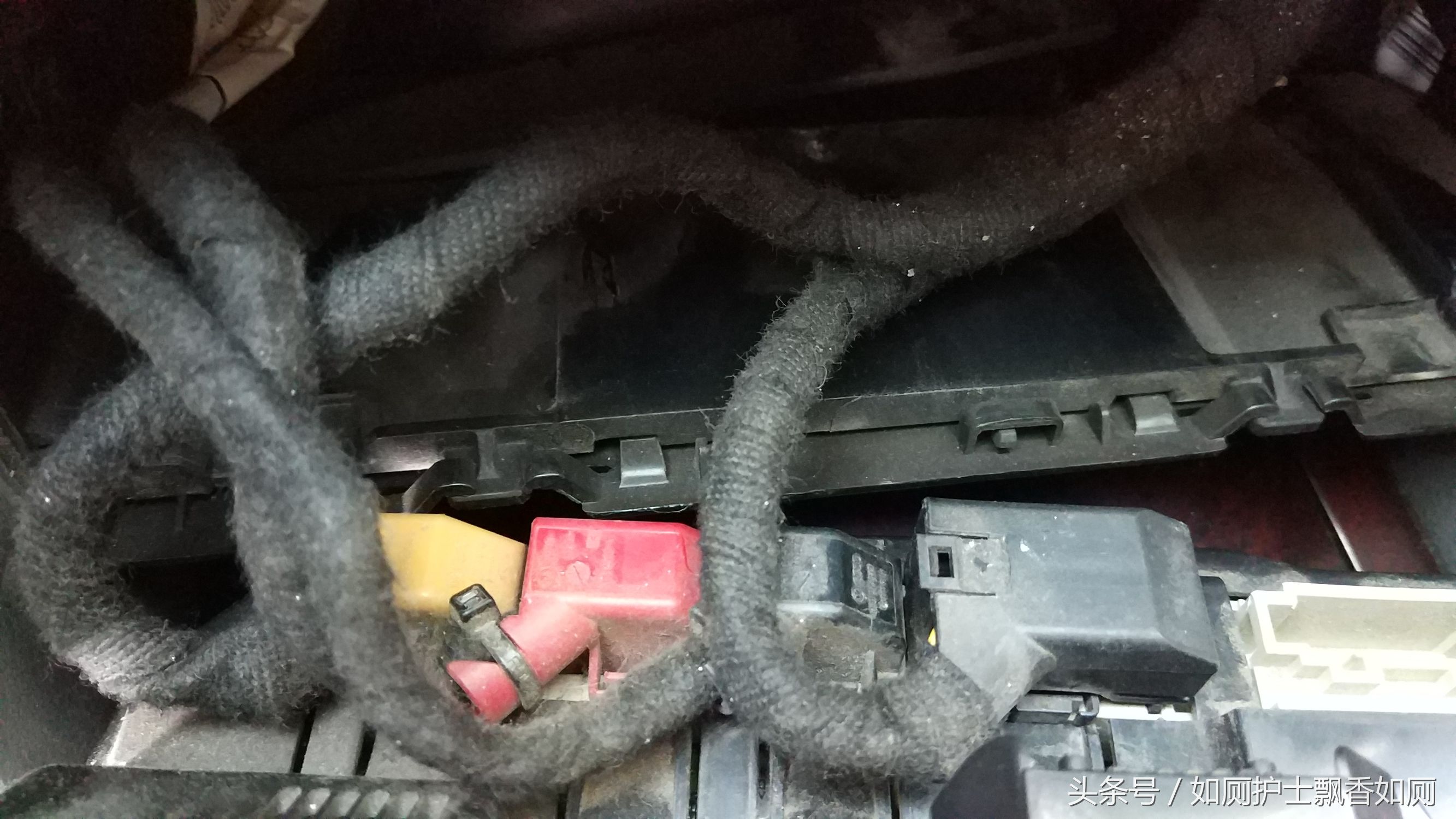 奥迪A6L 车内通电异响空调温度传感器电机故障自已动手维修