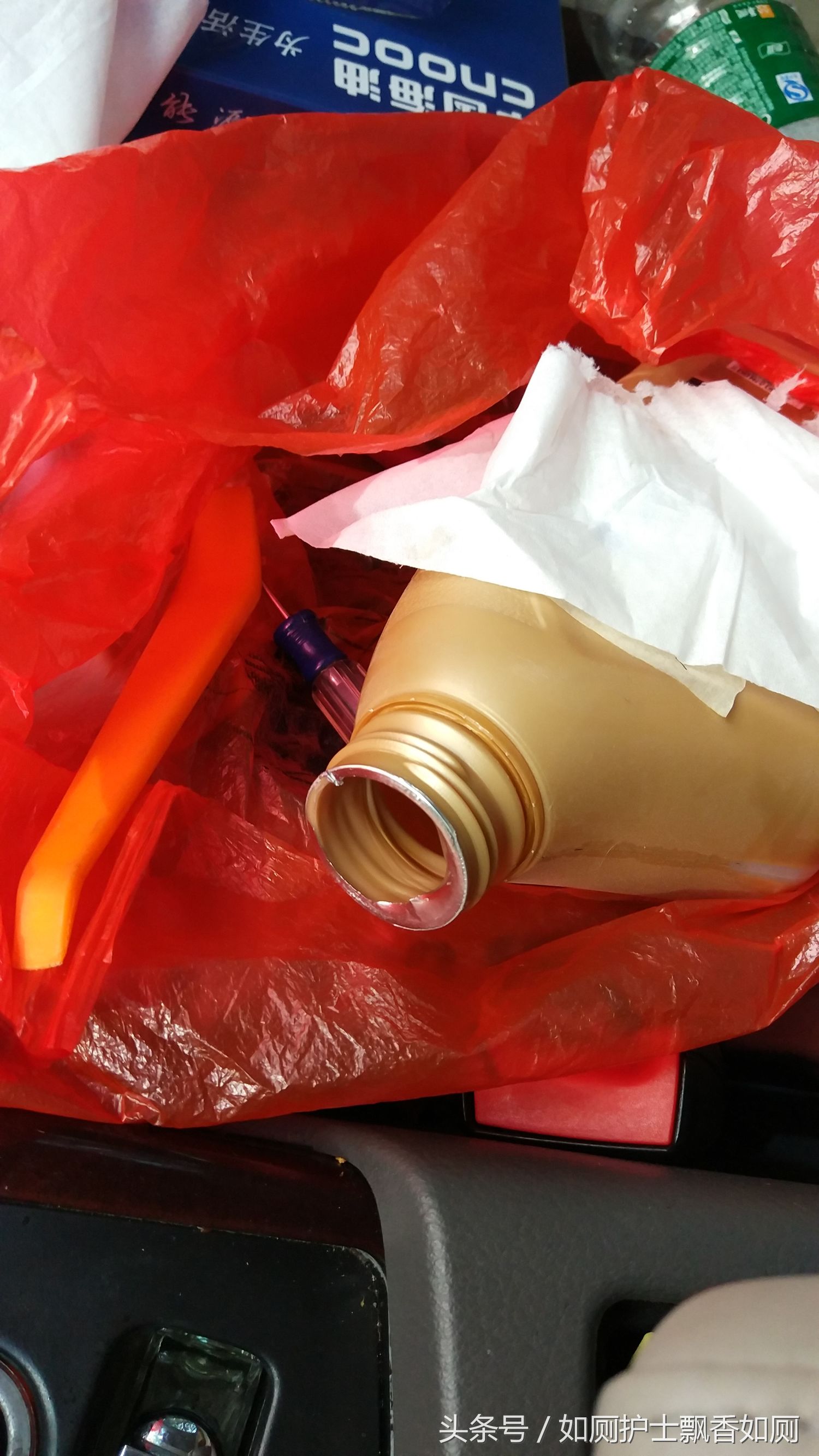 奥迪A6L 车内通电异响空调温度传感器电机故障自已动手维修