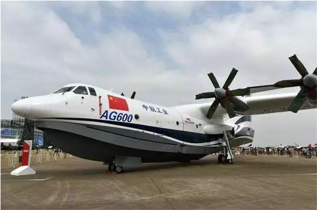 大型两栖救援飞机，一次可以装12吨水