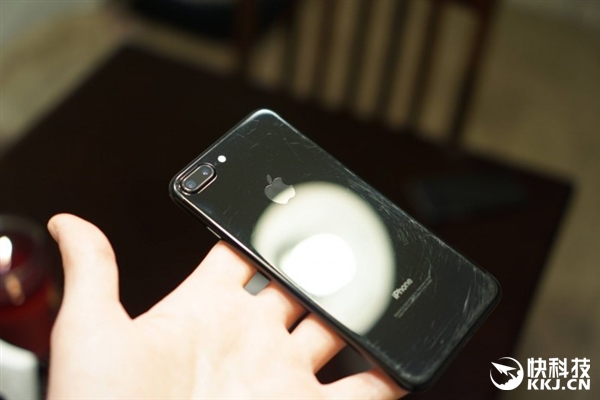 新買亮黑iPhone 7原裝機應用一天：iPhone看后給跪了