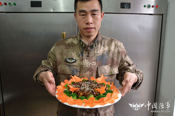 陆军某团组织“美食文化月”厨艺大比武