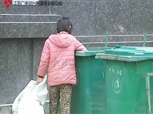 12岁女孩不上学捡垃圾，吃垃圾桶剩菜！父母说她“智商低”，真相太气愤！