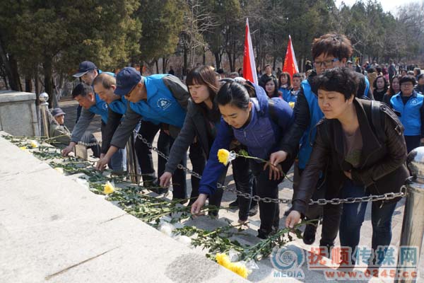 志愿者、居民缅怀革命先烈 祭扫人民烈士纪念碑敬献鲜花