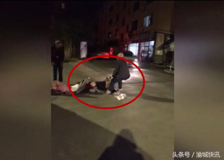 丈夫为保护小三当街殴打妻子，原配躺在地上大声求救命