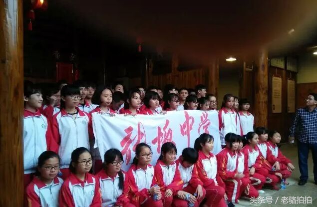 崧山小学、张坂中学两校学生到崧山孙易彬故居开展活动