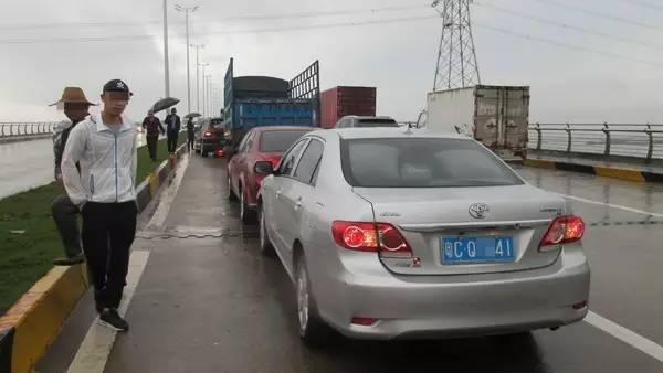 今早珠海大桥5车连环撞！几名司机没有责任却被罚了500元！