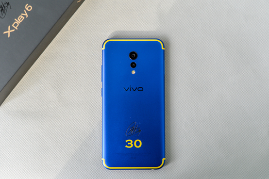 足球迷最喜欢 曲屏vivo Xplay6杜兰特订制版长相绝世