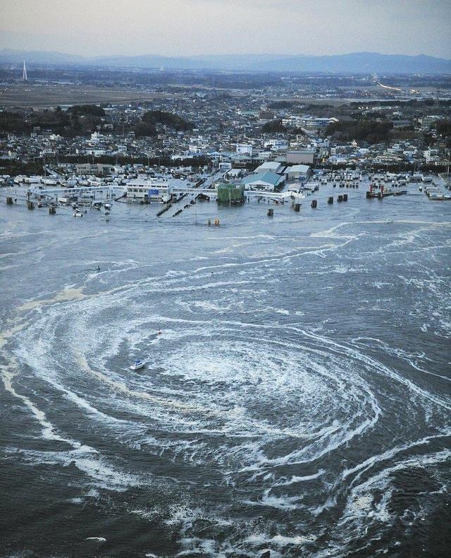 灾难,这场地震的破坏性远远大于曾经的东京大地震,海啸实拍(网络配图