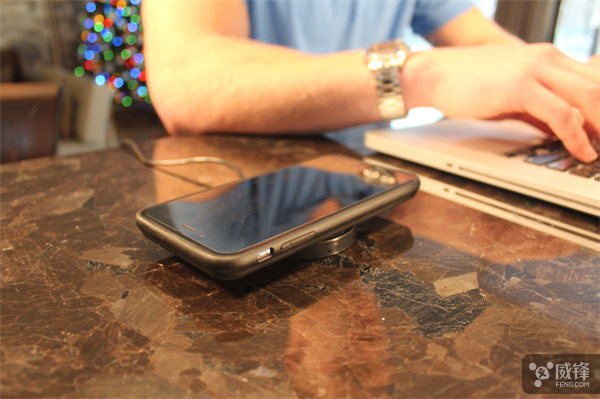 智能 iPhone 7 保护套：移动电源 无线快速充电技术