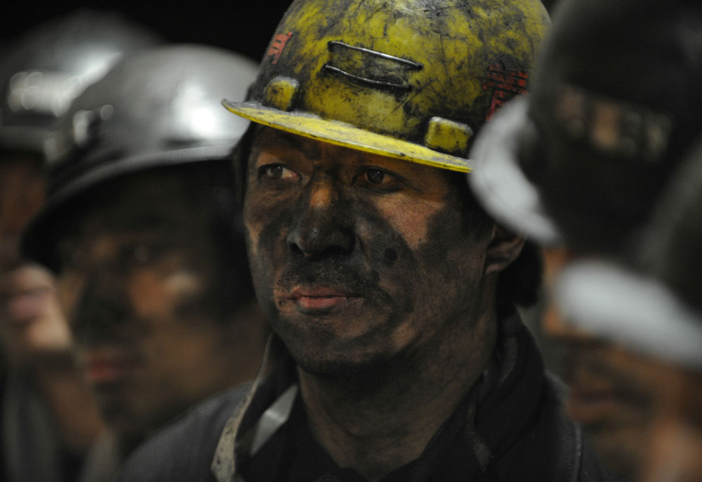直击煤矿工人的日常生活，工作很危险，但仍微笑面对