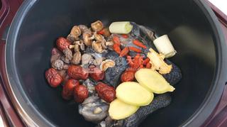 乌鸡香菇红枣汤的做法