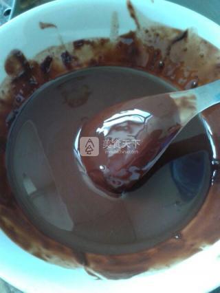 5. 巧克力加油隔水融化拌匀
