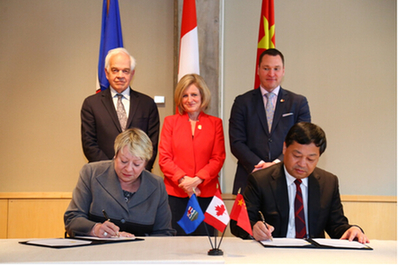 在加拿大大使馆，兔宝宝与加拿大艾伯塔省研究院签署新一轮战略合作协议