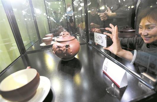 武汉展出一套紫砂壶价值近亿元
